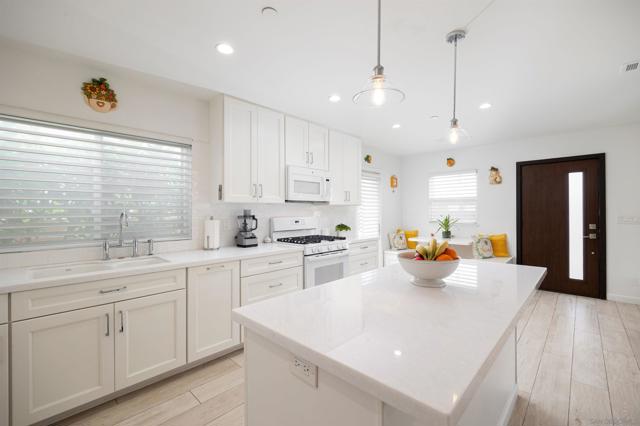1215 17 Grand Ave, San Diego CA: https://media.crmls.org/mediaz/09e5963b-52af-4386-852b-da844a862930.jpg