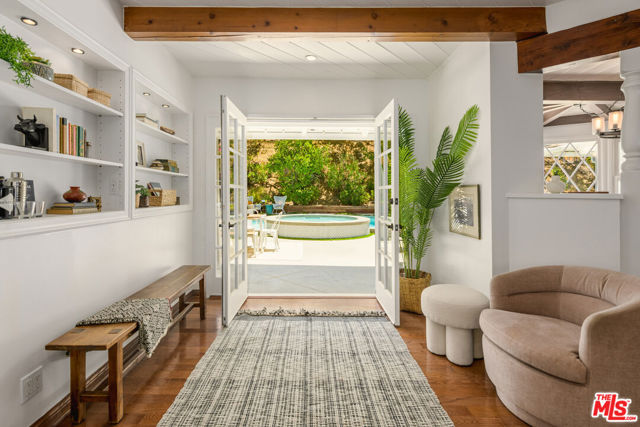 3856 Hayvenhurst Avenue, Encino CA: https://media.crmls.org/mediaz/09e6000e-111b-4e69-873b-c8dd584f0415.jpg