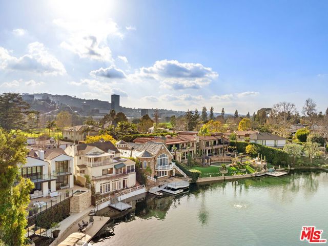 10037 Valley Spring Lane, Toluca Lake CA: https://media.crmls.org/mediaz/09e7248b-2927-4939-9f7e-e97f4f95a9ec.jpg