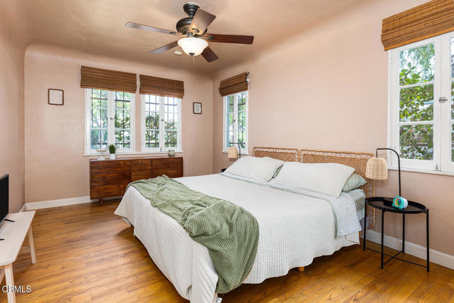 11074 Emelita Street Street, Los Angeles CA: https://media.crmls.org/mediaz/09e7327e-22e4-4aae-88b6-486df1d80c1c.jpg