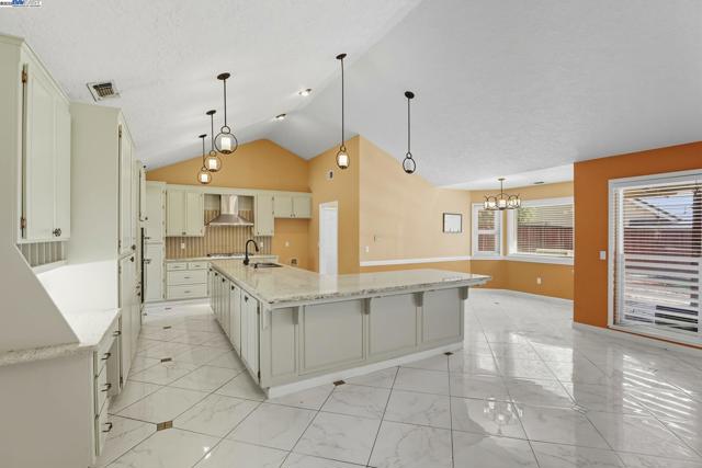 4470 Rolling Oaks Dr, Granite Bay CA: https://media.crmls.org/mediaz/09e889d8-433d-4f6c-b27f-44ec7ae82487.jpg