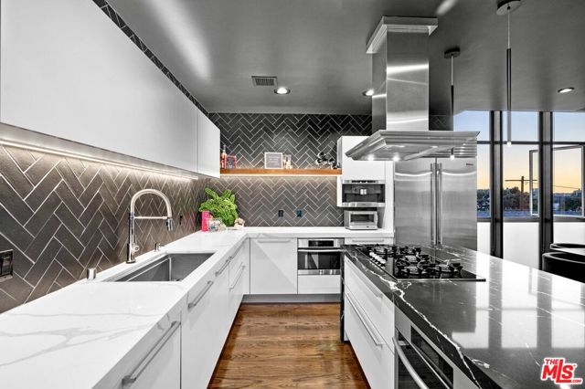 825 N Kings Road, West Hollywood CA: https://media.crmls.org/mediaz/09e8bad8-a512-4d43-b666-bd8030a087fb.jpg