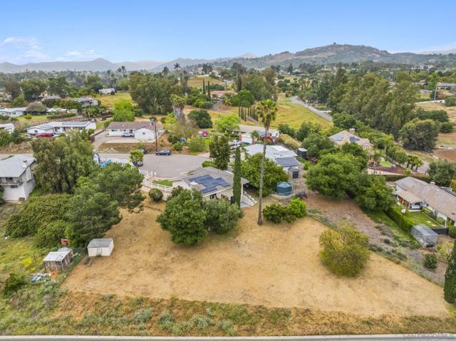 1973 Kinross Ct, Escondido CA: https://media.crmls.org/mediaz/09e8e48f-f1a0-4ccb-ba27-9395237cdf6b.jpg