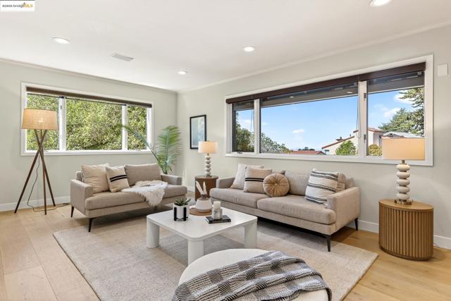 6330 Swainland Rd, Oakland CA: https://media.crmls.org/mediaz/09e8fcf2-c09d-4c2e-a19a-6d2284407bab.jpg