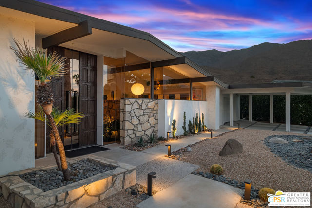 2455 S Via Lazo, Palm Springs CA: https://media.crmls.org/mediaz/09ea3d2e-b3f7-4b10-8f4c-2aa5bb04b9fc.jpg