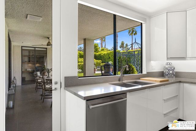 1860 Via Isla, Palm Springs CA: https://media.crmls.org/mediaz/09ea6159-eeba-44a8-93db-472c2ceb000c.jpg