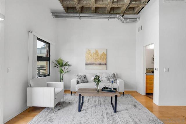 3211 5Th Ave, San Diego CA: https://media.crmls.org/mediaz/09eafdce-85a1-4573-9711-c347531c584a.jpg
