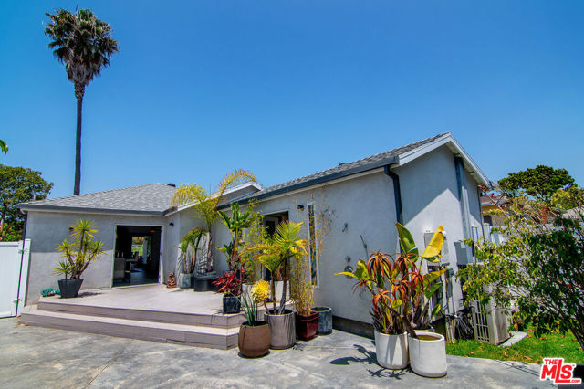 922 Garfield Avenue, Venice CA: https://media.crmls.org/mediaz/09ec42ca-8942-4c7f-afbe-0f5554092f82.jpg