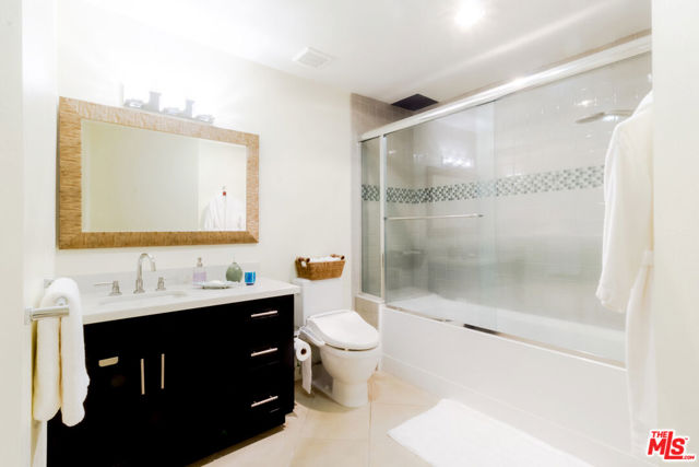 Image 22 of 25 For 4848 Wilshire Boulevard 102