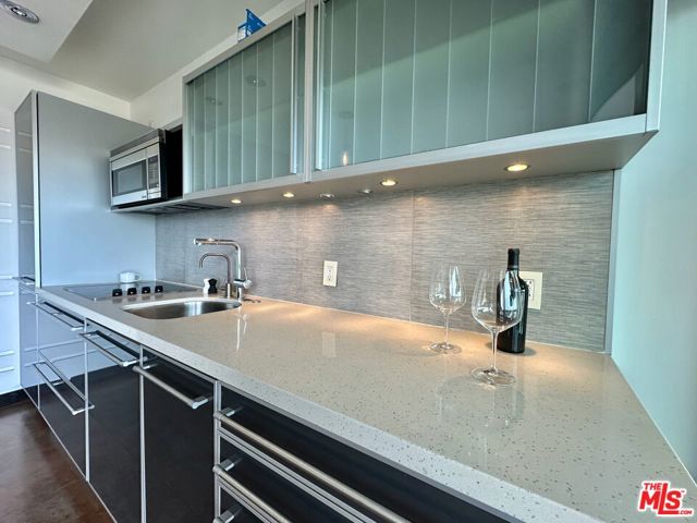 999 N Doheny Drive, West Hollywood CA: https://media.crmls.org/mediaz/09ee3fe9-9073-43e1-931c-3caa44286346.jpg