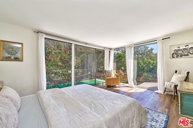 728 S Windsor Boulevard, Los Angeles CA: https://media.crmls.org/mediaz/09efaf80-c8d8-4a30-a54c-846cbdc07a3e.jpg