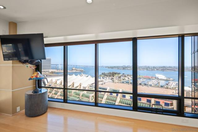 100 Harbor Dr, San Diego CA: https://media.crmls.org/mediaz/09f00342-4a05-4143-94bd-5f9a75a61c60.jpg
