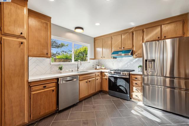 413 Grand St, Alameda CA: https://media.crmls.org/mediaz/09f1bf09-43a4-4cf6-969e-fb3112e1baec.jpg