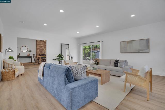 Image 7 of 34 For 4085 Sutro Dr