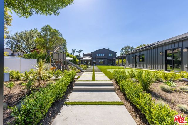 5084 Valjean Avenue, Encino CA: https://media.crmls.org/mediaz/09f29914-9b3b-4df0-a0e9-cb33312588d4.jpg