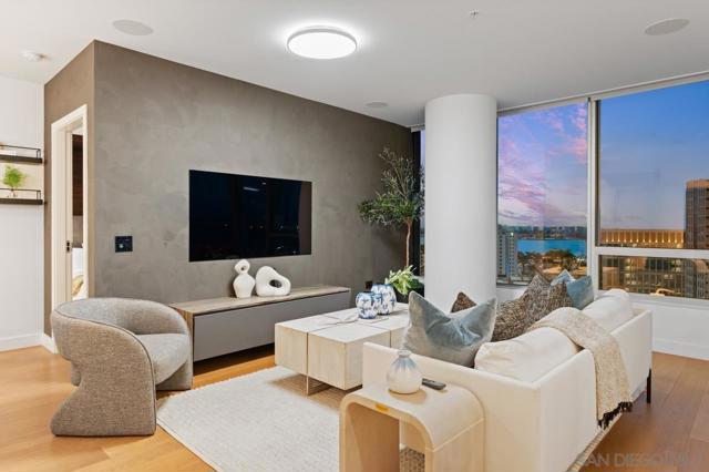 888 W E St, San Diego CA: https://media.crmls.org/mediaz/09f2ac8b-cfb5-4e10-abb0-cc536fba45e4.jpg