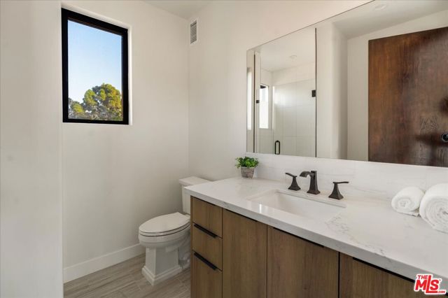 5675 Calpine Drive, Malibu CA: https://media.crmls.org/mediaz/09f2b850-c2c2-4619-b5a6-2575b3814c9a.jpg