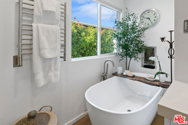 29500 Heathercliff Road, Malibu CA: https://media.crmls.org/mediaz/09f2d815-840d-4452-ab23-fca7e9caf8fc.jpg