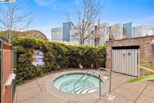 1121 40th Street, Emeryville CA: https://media.crmls.org/mediaz/09f3c89a-0671-44b5-963c-479e4e160641.jpg