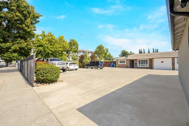 21926 Victory Dr, Hayward CA: https://media.crmls.org/mediaz/09f3eceb-c9e9-426c-8863-bc41016b9b3d.jpg