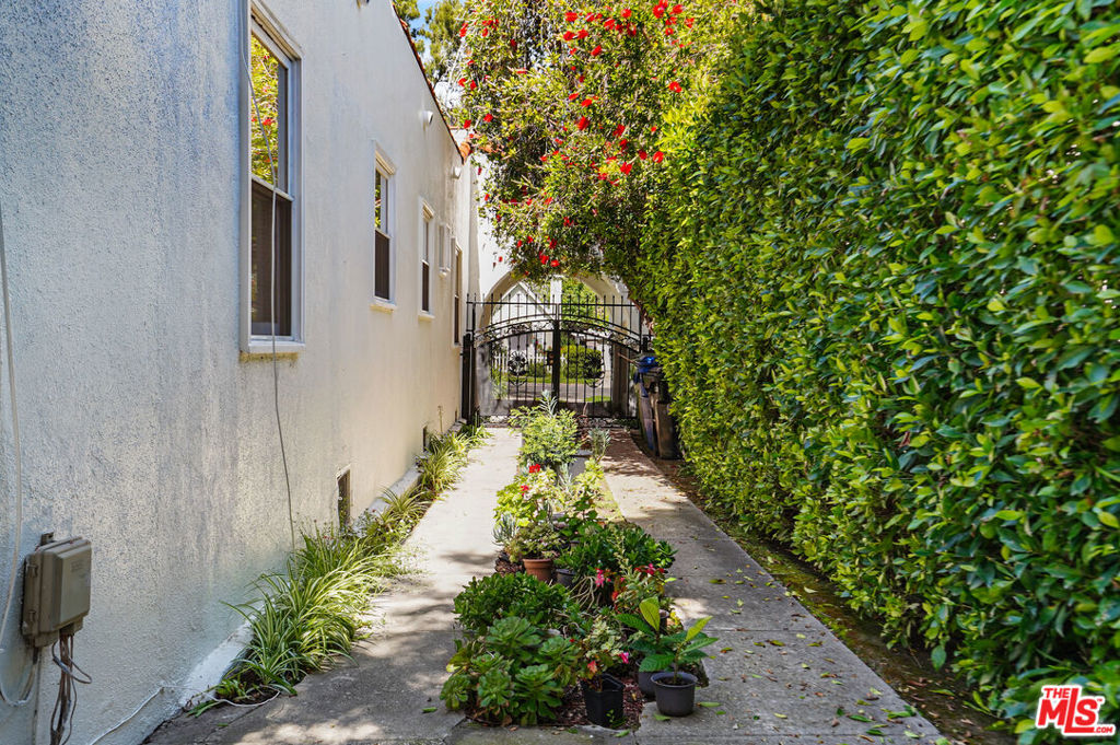 https://media.crmls.org/mediaz/09f44c0d-9cb7-47bd-94c7-4ed417a8acbc.jpg?preset=X-Large