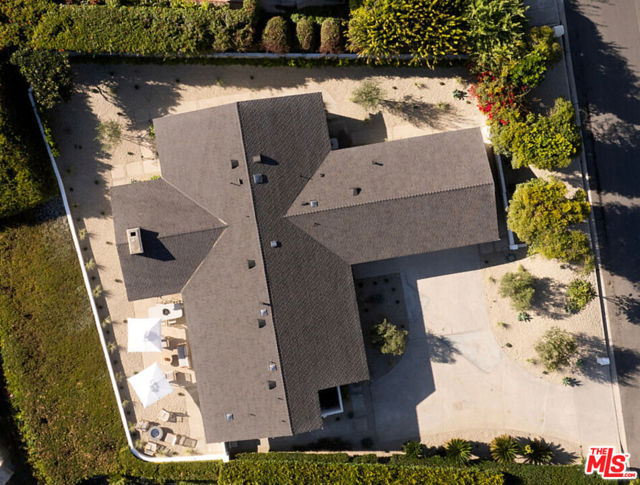 20374 Seaboard Road, Malibu CA: https://media.crmls.org/mediaz/09f47693-9889-432a-8f18-6fe83e382583.jpg