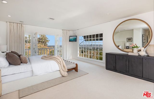 1600 Summitridge Drive, Beverly Hills CA: https://media.crmls.org/mediaz/09f4ca5c-acbe-41a3-a7f4-eef4532e245e.jpg