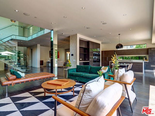 6360 Maryland Drive, Los Angeles CA: https://media.crmls.org/mediaz/09f4fa7e-13dd-4698-ba18-409b18323c2e.jpg