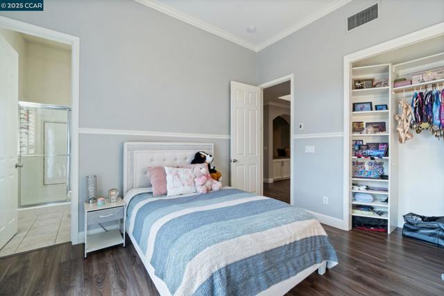 2550 E Jenny Ave, Fresno CA: https://media.crmls.org/mediaz/09f5ad5a-f07d-404b-8390-e368f2e95027.jpg