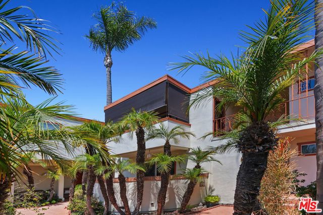 2702 11th Street, Santa Monica CA: https://media.crmls.org/mediaz/09f5b38a-ce6d-44b7-b2dd-0de1913ba978.jpg