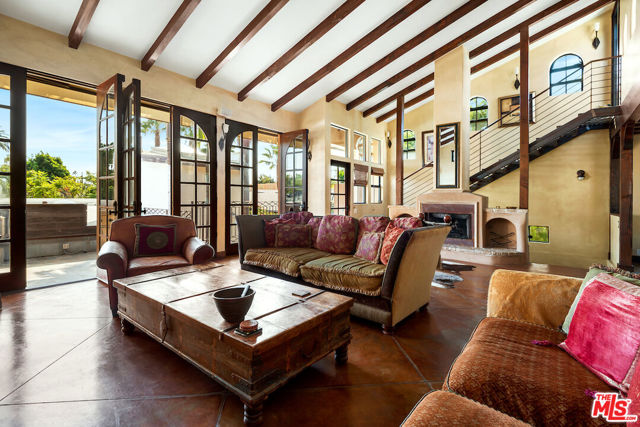 667 Santa Clara Avenue, Venice CA: https://media.crmls.org/mediaz/09f6fb03-5966-48c4-8386-fa28d11aa3d7.jpg