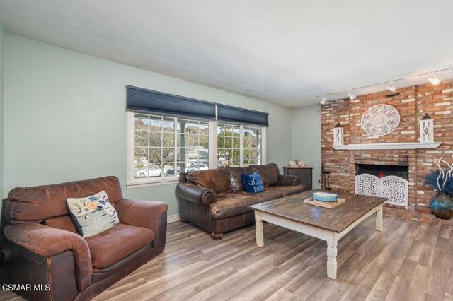 1076 Calle Contento, Thousand Oaks CA: https://media.crmls.org/mediaz/09f75b79-93a4-44be-8707-5bdea45c93f1.jpg