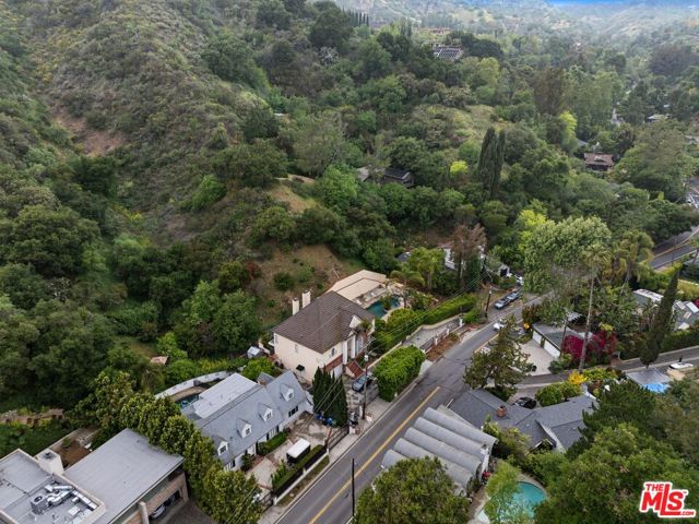2431 Benedict Canyon Drive, Beverly Hills CA: https://media.crmls.org/mediaz/09f7d850-85db-4f60-a87a-43125c3389c5.jpg