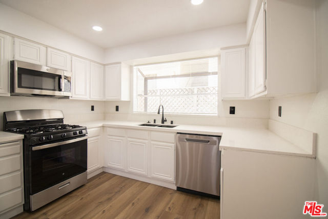 1132 19th Street, Santa Monica CA: https://media.crmls.org/mediaz/09f817c5-6ca8-476f-b0b3-b4841e9e5e64.jpg