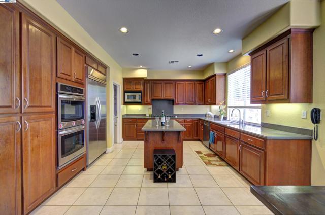 5481 Aspen St, Dublin CA: https://media.crmls.org/mediaz/09f83a51-a145-4b22-af1c-150ca1858941.jpg