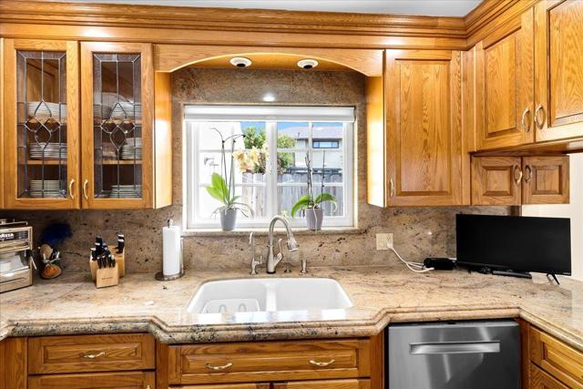 670 Van Buren Circle, Monterey CA: https://media.crmls.org/mediaz/09f97083-5371-4b63-b572-155fa6fc6082.jpg