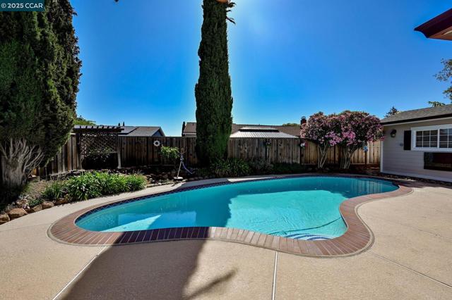 427 Dale Rd, Martinez CA: https://media.crmls.org/mediaz/09fa0079-280c-4b16-8b4c-1f6e68b31dff.jpg