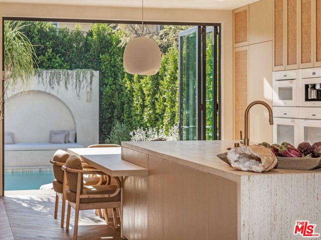 309 N Arden Boulevard, Los Angeles CA: https://media.crmls.org/mediaz/09fa6294-f496-442b-ad60-b2f51fdb3a58.jpg