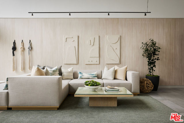 299 E Thousand Oaks Boulevard, Thousand Oaks CA: https://media.crmls.org/mediaz/09faa3c1-8292-4aff-a05f-15e4d51e0345.jpg