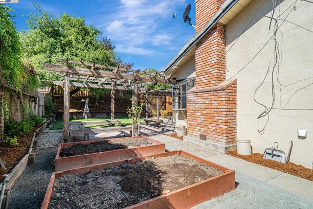 801 E Angela St, Pleasanton CA: https://media.crmls.org/mediaz/09fbe97e-6d65-45ee-b381-a6c504068c73.jpg