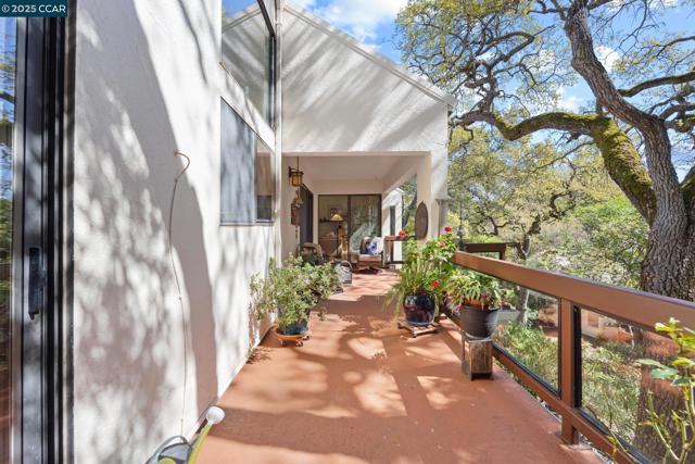 3800 Terra Granada Dr, Walnut Creek CA: https://media.crmls.org/mediaz/09fc288a-5f6e-4260-b6c3-cb4565955654.jpg
