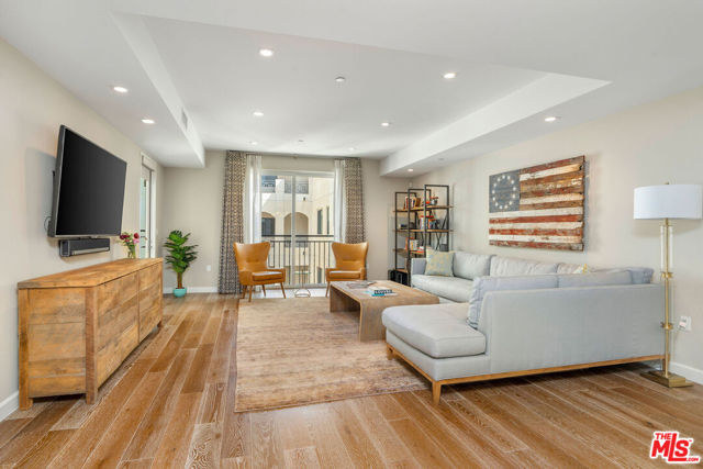 441 S Barrington Avenue, Los Angeles CA: https://media.crmls.org/mediaz/09fccfd6-62f8-40ab-a0e2-eb8abb6ec635.jpg