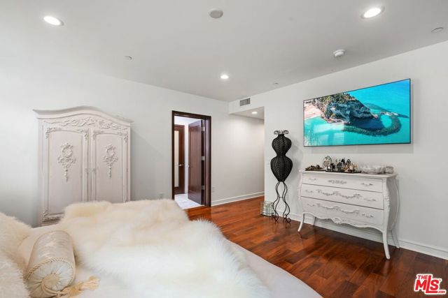 447 N Doheny Drive, Beverly Hills CA: https://media.crmls.org/mediaz/09fd1533-470a-470e-a14b-db25dc4e349e.jpg
