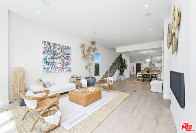 653 Oxford Ave, Venice CA: https://media.crmls.org/mediaz/09fd7490-b6b3-47b2-88c1-0ab8533b8375.jpg
