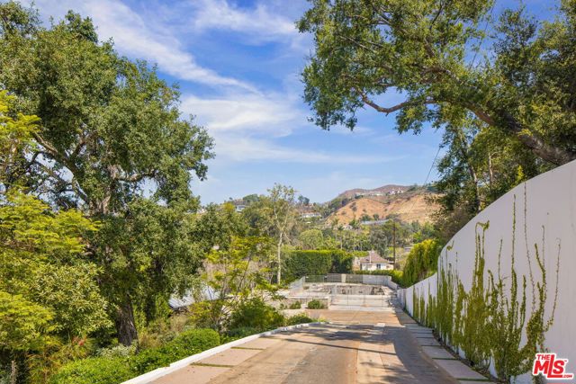 937 & 935 Las Lomas Avenue, Pacific Palisades CA: https://media.crmls.org/mediaz/09fe322c-d0b6-438e-94da-fdeef1ed7e9a.jpg