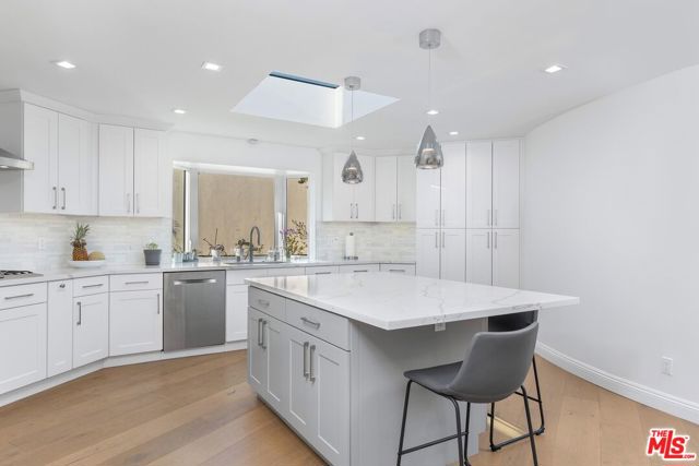 16894 Encino Hills Drive, Encino CA: https://media.crmls.org/mediaz/09fefbff-e16f-4a6d-a653-14b739e692a1.jpg
