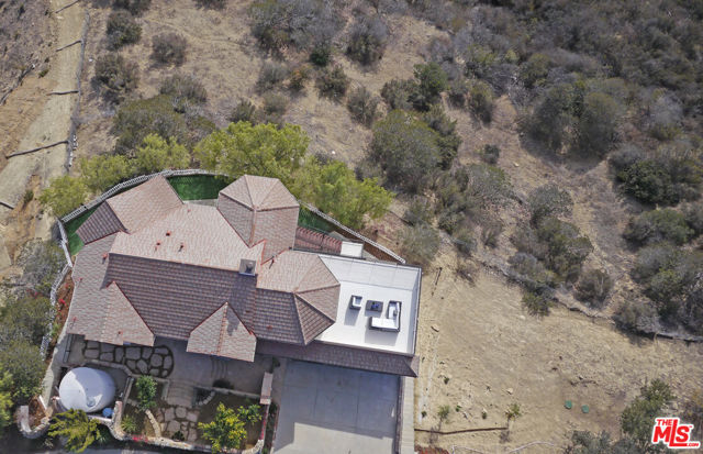 22252 W ALTA Drive, Topanga CA: https://media.crmls.org/mediaz/09ff21c4-e388-4edf-a2a9-f4e644760566.jpg