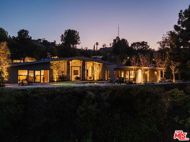 8559 Edwin Drive, Los Angeles CA: https://media.crmls.org/mediaz/09ff7931-7717-49c6-9c05-841b3837d825.jpg
