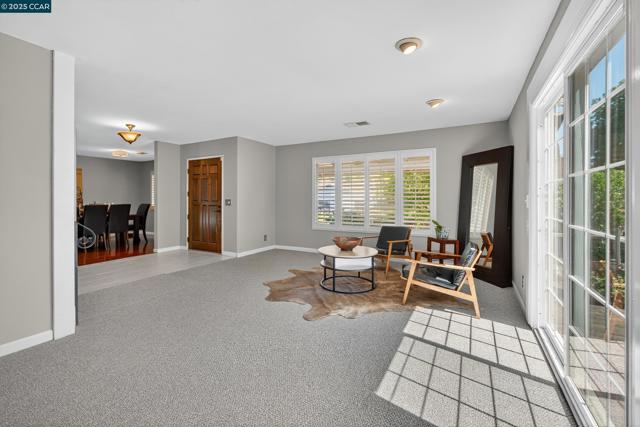 2173 Madrone Dr, Fairfield CA: https://media.crmls.org/mediaz/09ff9a6b-4217-46de-bb2c-4af48dc1f3a6.jpg