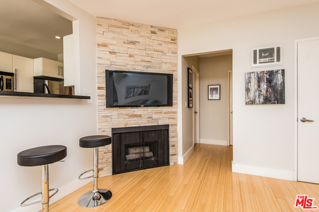 Fireplace & Breakfast Bar